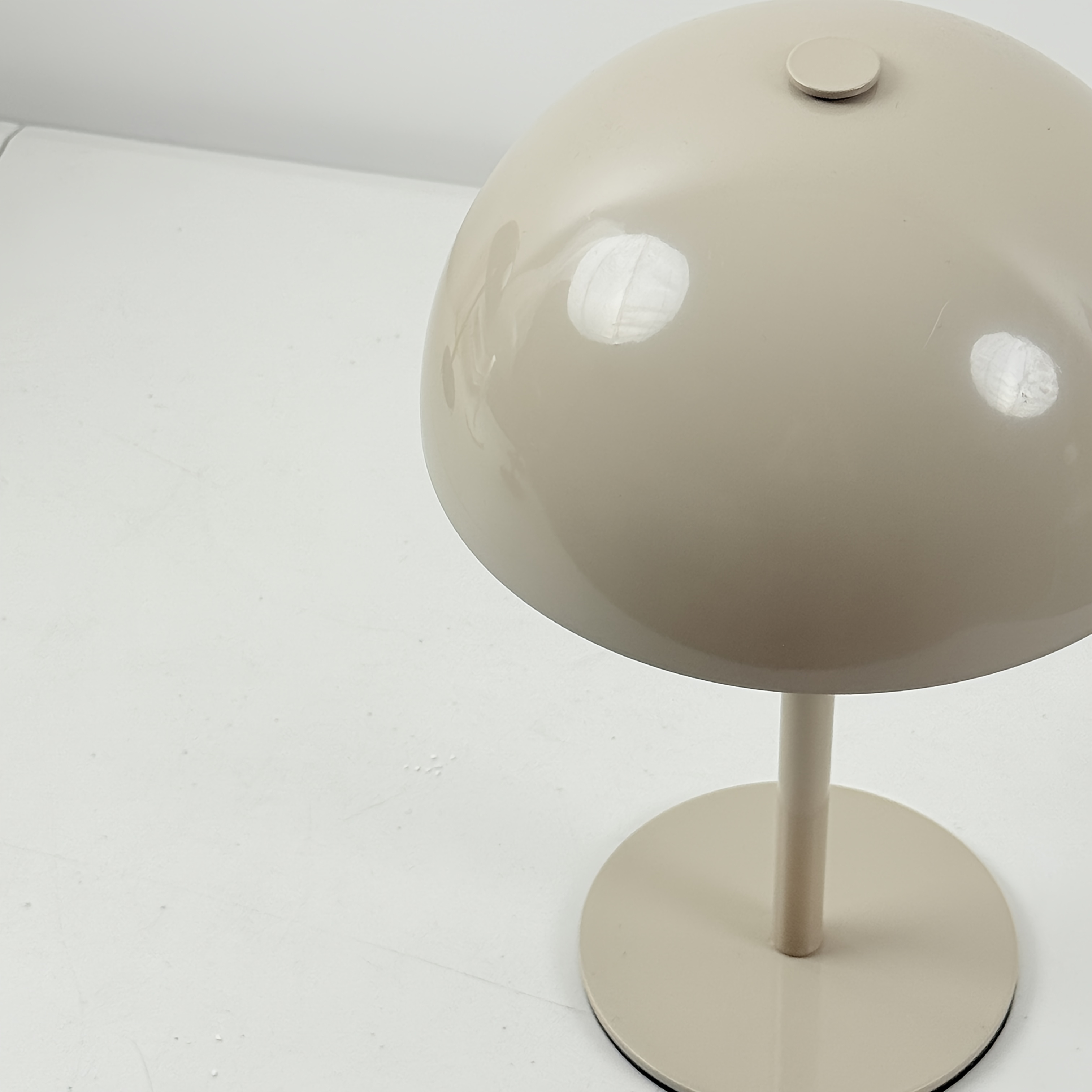 E-shop Kabellose wiederaufladbare Touch-Schreibtischlampe mit Metallgehäuse, 3 Farbtemperaturen, einstellbarer Helligkeit, dekorativem Design,