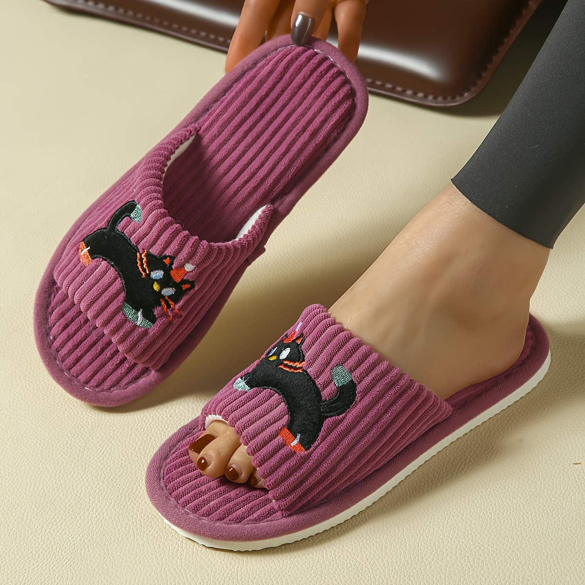 Women's Simple and Cute Lively Striped Home Slip-On Slippers with Cat Design, Comfortable for Both Men and Women