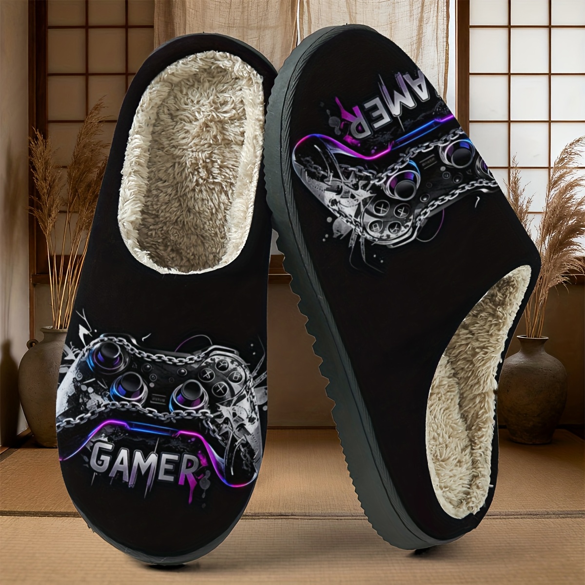 TEMU Pantuflas GAMER Yiju de mando de videojuegos modernas y geniales, con base negra con un deslumbrante mando de videojuegos y de cadena. Llenas de