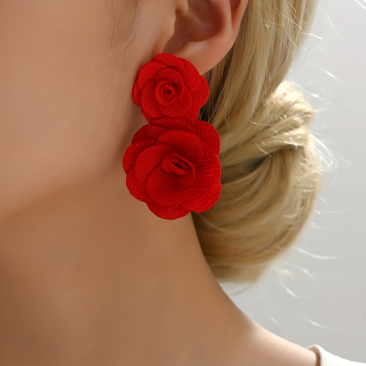 E-shop Elegante Vintage-inspirierte Rote Blumen Hängeohrringe - Edelstahlstecker, Eisenhandwerk für den & Party, Skurrile Ohrringe