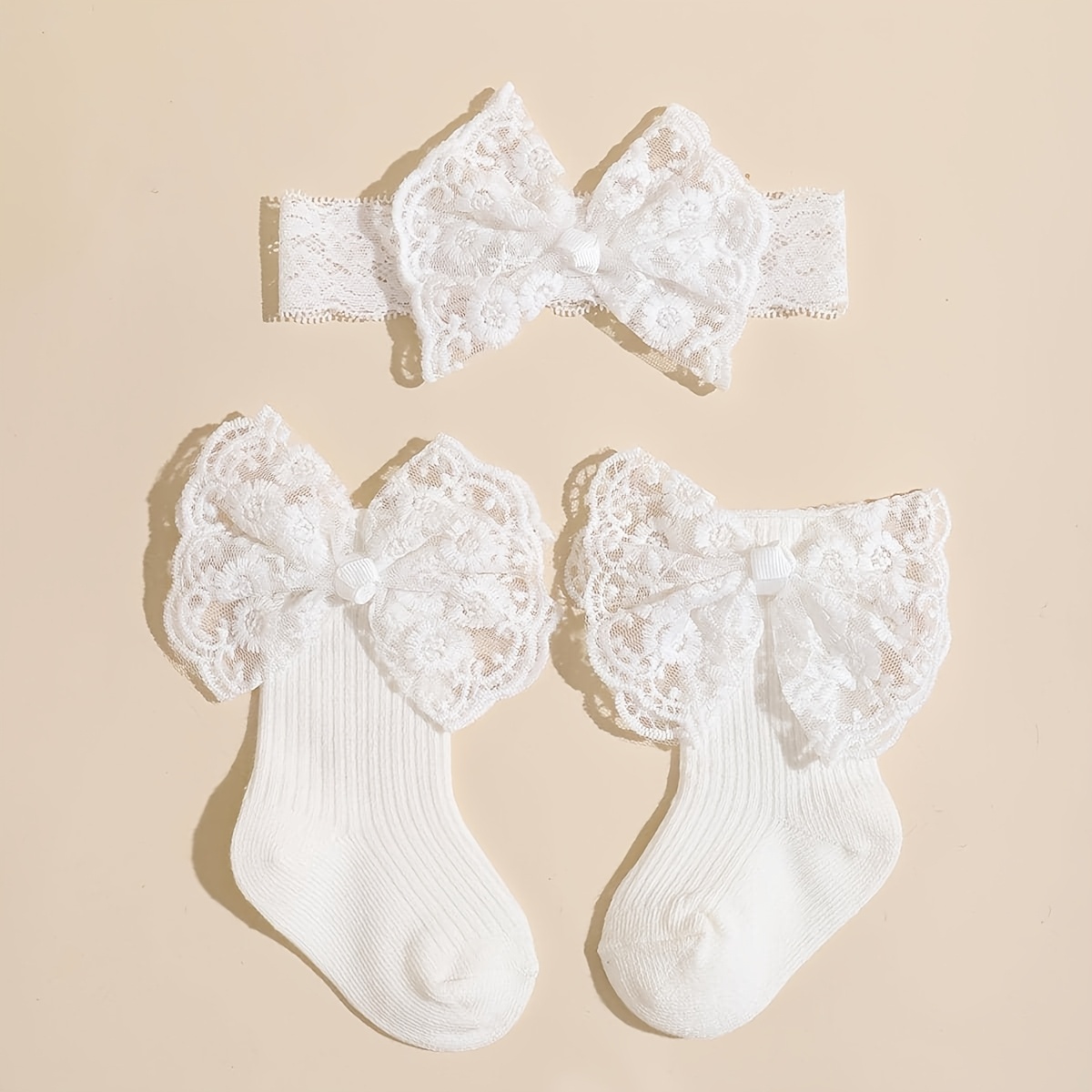 E-shop Ein Set Babysocken mit Spitze und großen Schleifen für Frühling und Herbst, für kleine Prinzessinnen.