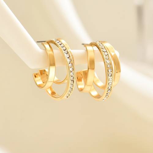 un par de aretes minimalistas para mujer.