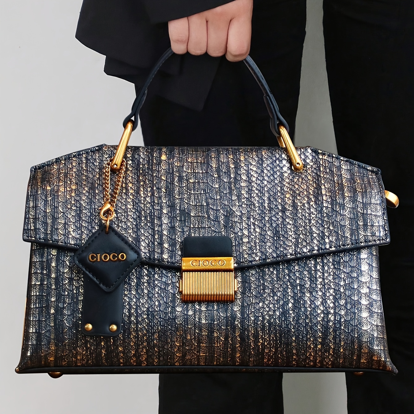 2024 new   snake pattern premium handbag stylish lightweight large capacity shoulder crossbody bag for women black golden 0