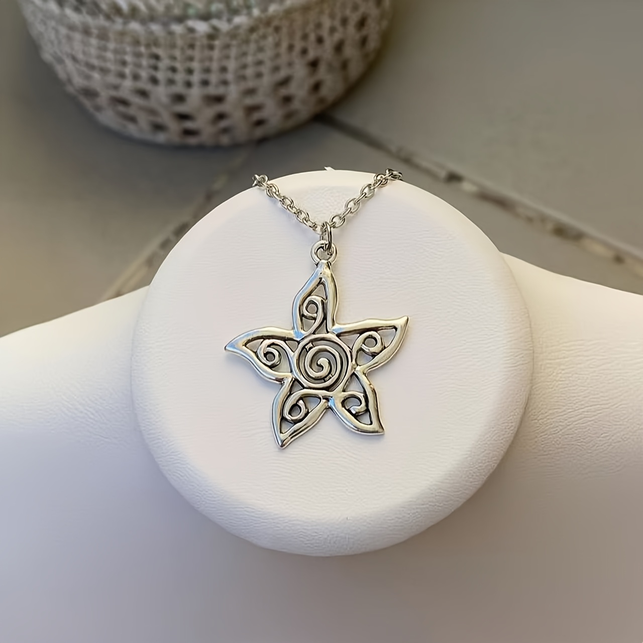 Vintage Y2k Minimalist Hollow Carved Flower Necklace