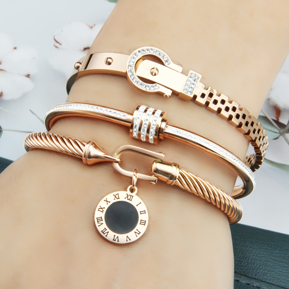 مجموعة من 3 قطع للنساء: سوار سلكي من الفولاذ   للصدأ مطلي بالذهب عيار 18 قيراط مع مشبك حزام وشماعة رومانية وتصميم حجر لامع متعدد المستويات، سوار مجوهرات نسائي للاستخدام في النوادي الليلية والحفلات التفاصيل 1