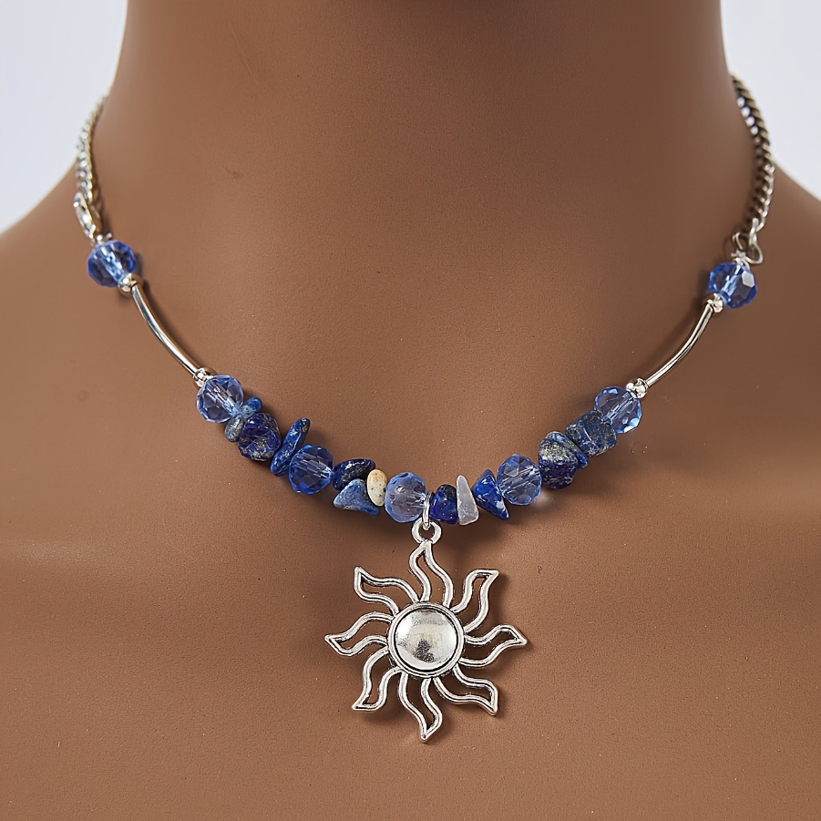 E-shop Eine stilvolle Boho-Halskette mit einem eleganten und einem Sonnenanhänger mit künstlichen Kristallperlen