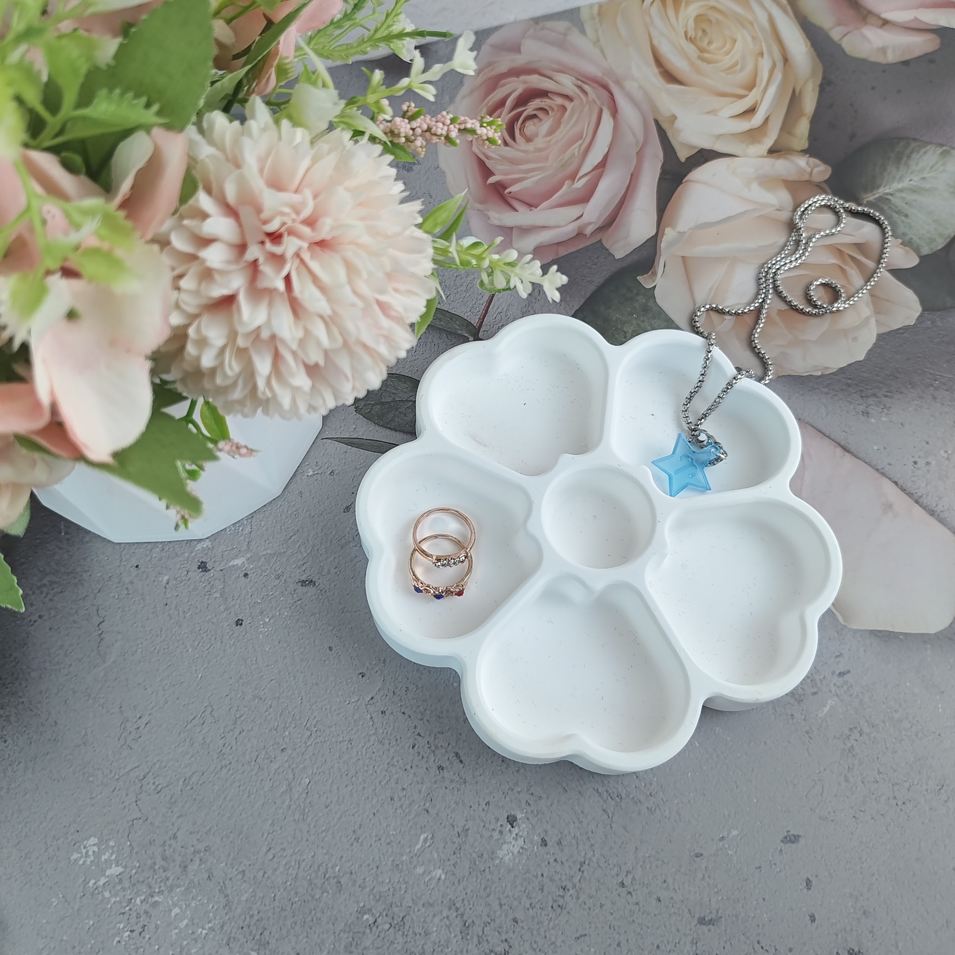 

Fleur Moule en Silicone pour Bijoux en Résine DIY : Parfait pour la Création de Pendentifs et Breloques en Forme de Fleur