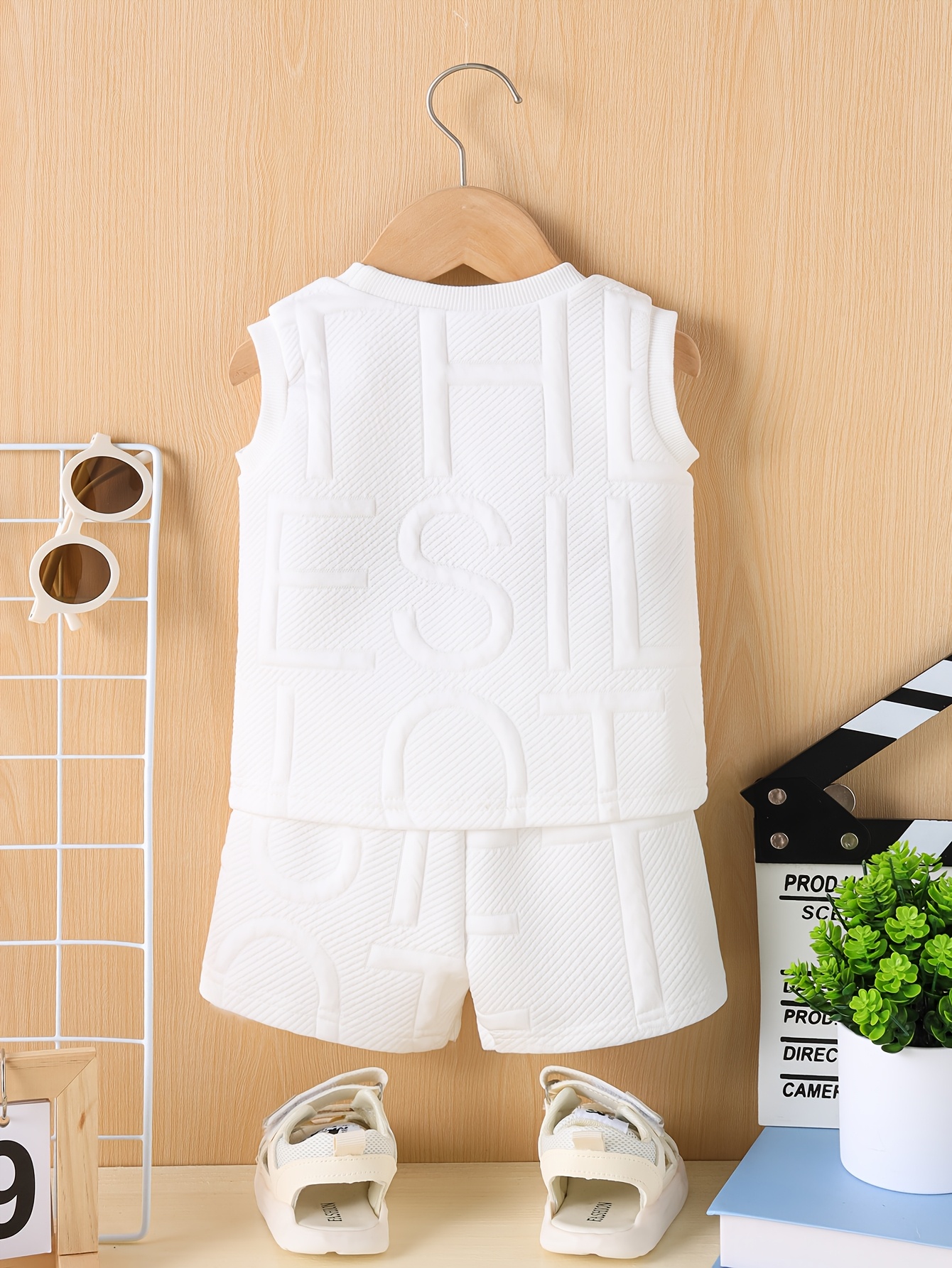 2 Baby Letter Full Print Embossed Summer Set - Comfortable Round Neck Tank Top and Shorts with Zhangzi Details, Suitable for Outdoor Children's Clothing, Perfect for Outdoor