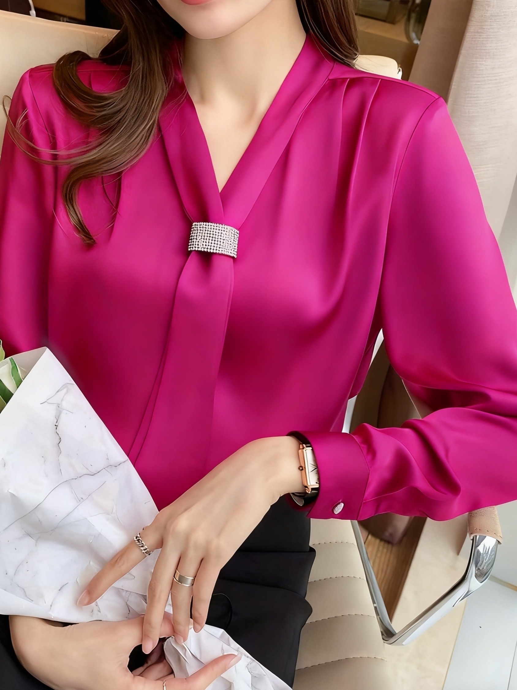 Elegante Blusa de Satén Inspirada en el Medio Oriente para Mujer - Camisa de Manga Larga con Cuello en V y Detalle de Lazo en Color Burdeos Sólido, Lavable a Máquina y Ajuste Sastre para Uso en Todas las Estaciones, Atuendo Formal, Acabado Elegante