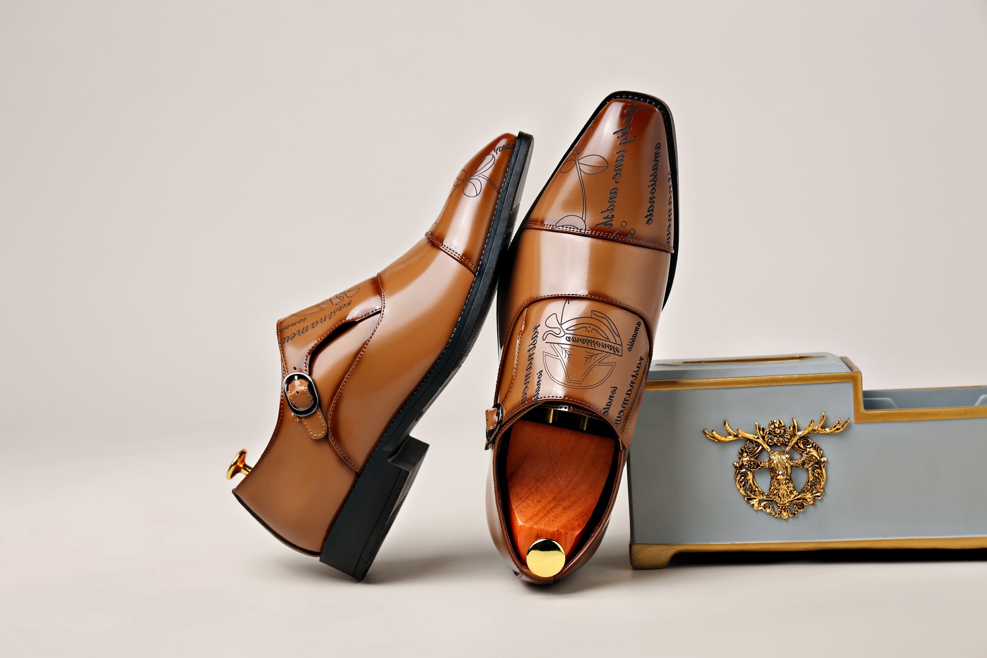 Fashionable Large Size Men'S Casual Shoes with Buckle Design, Beautiful And Elegant, Unique Pattern, Can Be Worn in All Seasons