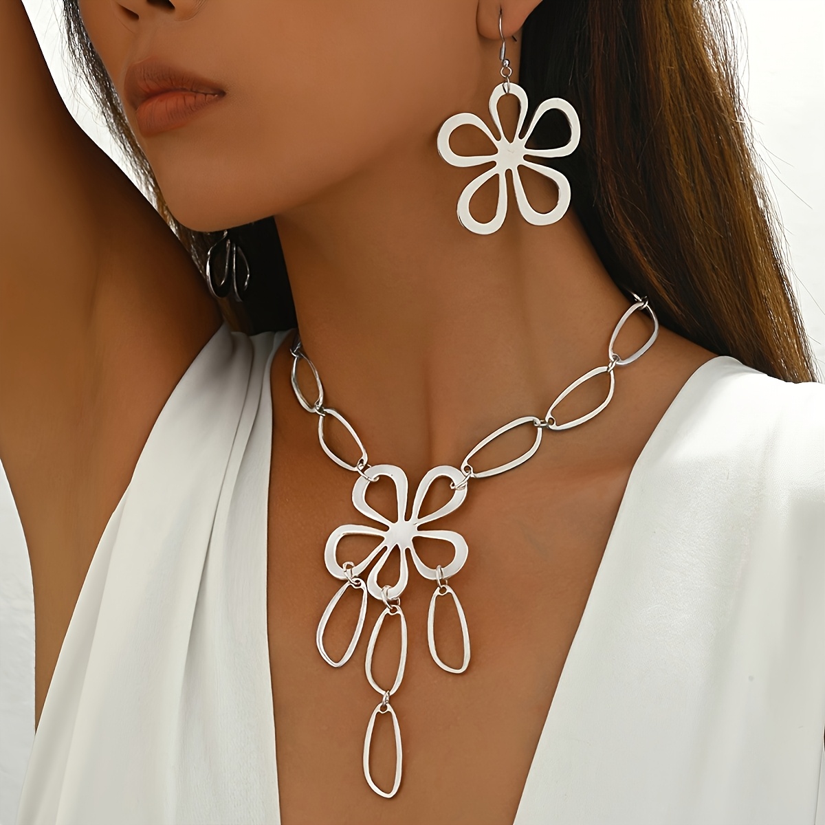 E-shop 2er-Set klassische Damen-Hohlkugel-Halskette mit Anhänger und Ohrring, minimalistischer Metall-Stil Hohlblumen-Anhänger/Hohl-Oval-Kette Choker