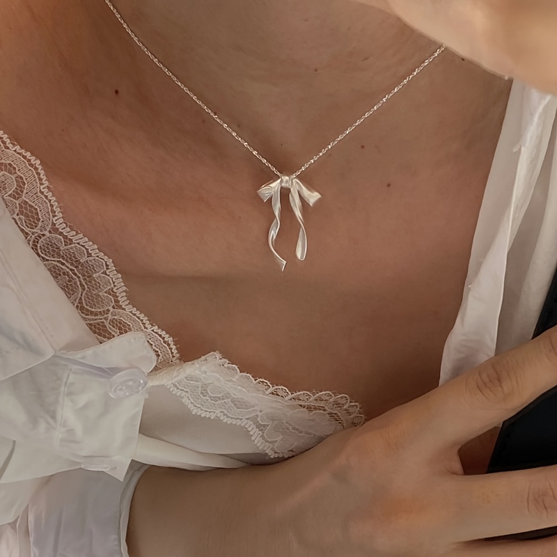 

Silvery Slim Bow Pendant Necklace Ins Niche Design Sense Sweet Clavicle Chain Women's Short Necklace