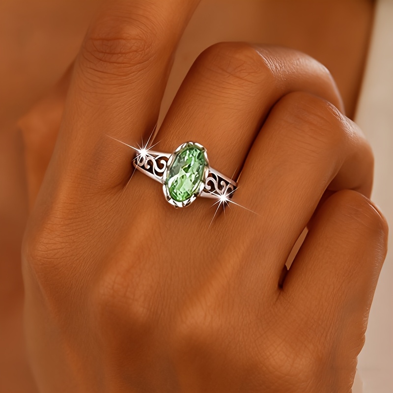 E-shop modischer Damenring, eingelegt mit grünem synthetischem Zirkonia. Vintage-Luxus-Offenverstellbarer Ring mit aufwendigem Lochmuster-Design,