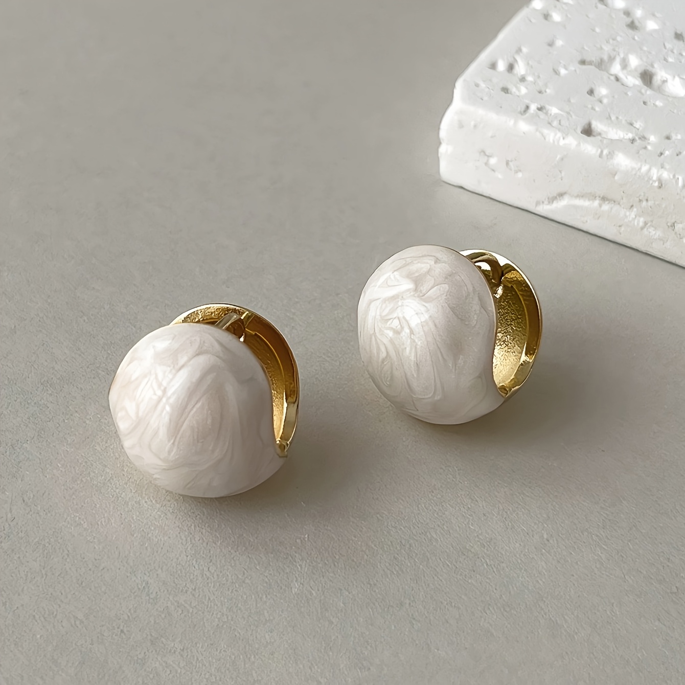 TEMU 1 Pair Retro, Elegant, Luxurious, Lightweight, And Minimalist Women's Fashion Earrings, Featuring Small Round Spheres With . Ideal For Daily