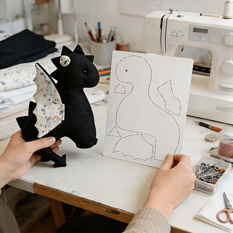 E-shop Vorlage zum Nähen Patchwork-Dinosauriers. Der fertige Dinosaurier misst 10,63 Zoll in der Höhe. Ein Muster zum Ausdrucken und Übertragen des