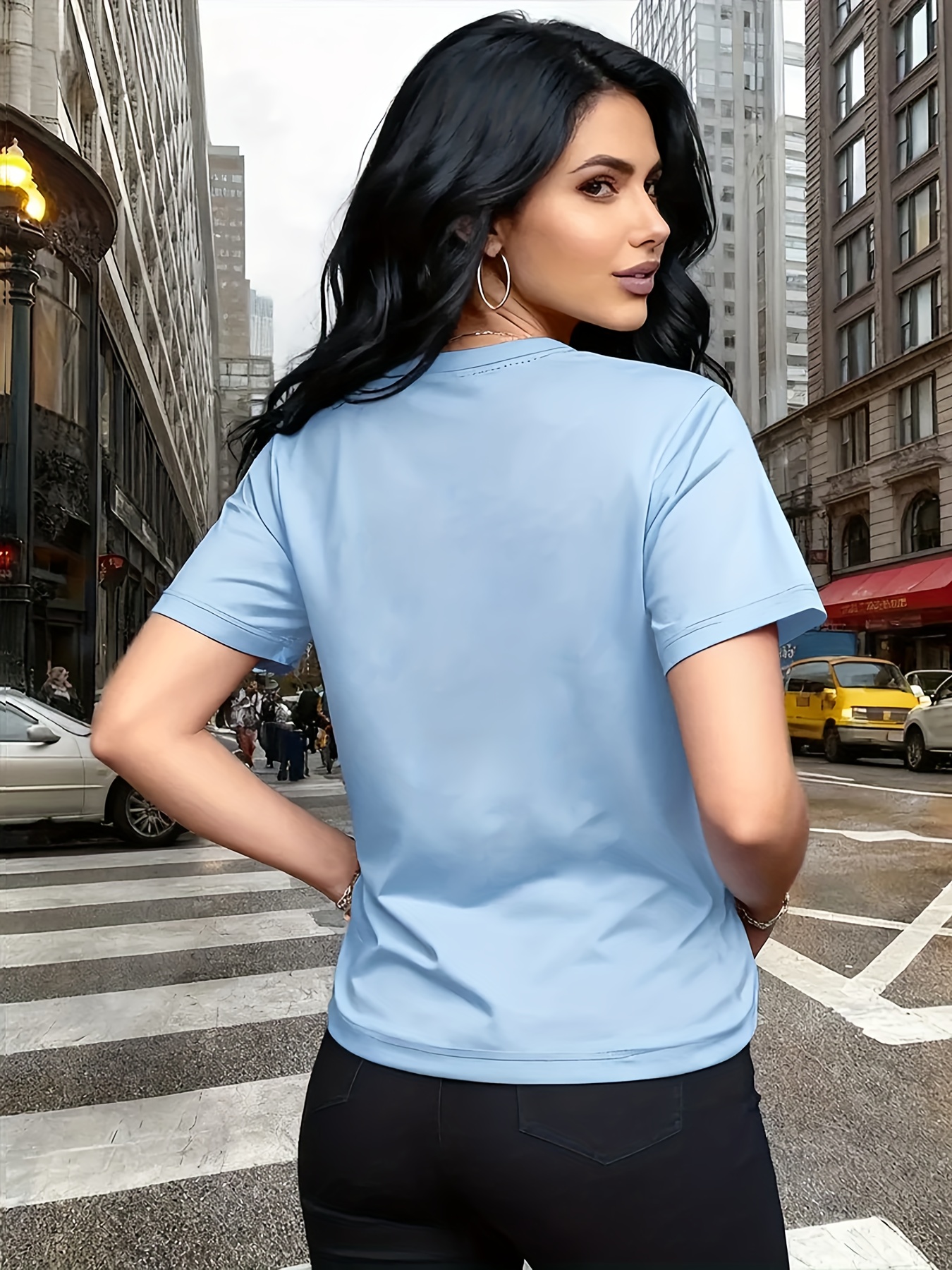 T-shirt Femme Y2K — Cerises Dorées & Diamants T-shirt Y2K pour femme à imprimé cerises dorées avec embellissements en diamant - Haut respirant à col ras du cou compatible avec une blouse | Essentiel de la garde-robe printemps-été | T-shirt décontracté léger adapté aux fêtes, cadeaux et tenues décontractées