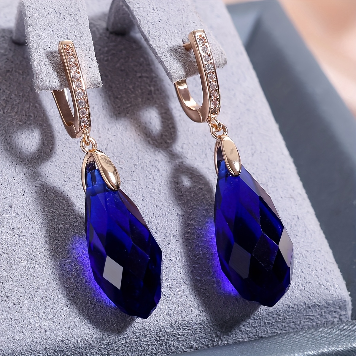 Image of A Pair Of Elegant Golden Teardrop Earrings Featuring Yellow Stones, Perfect For Trendy Long , Ideal Gifts For Valentine's Day And Halloween