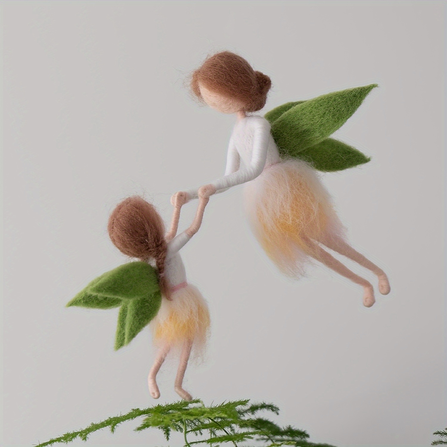 

Figurines de fée mère et enfant en feutre de laine blanche, cadeau décoratif - Toutes (ensemble de 1)