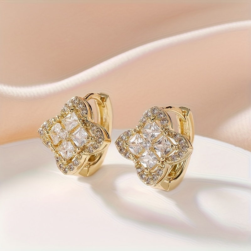 Image of A Pair Of Fashionable Synthetic Zirconia Clover Earrings With High-end Feel, Light Luxury, Niche Retro Exquisite And Versatile Accessories, Suitable For Daily Wear