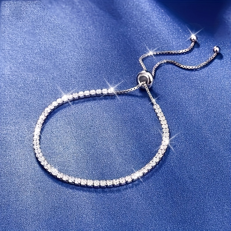 E-shop Ein modisches und flexibles Armband, eingelegt mit funkelnden synthetischen Zirkonia, für Frauen - Hypoallergen, elastisch und charmantes