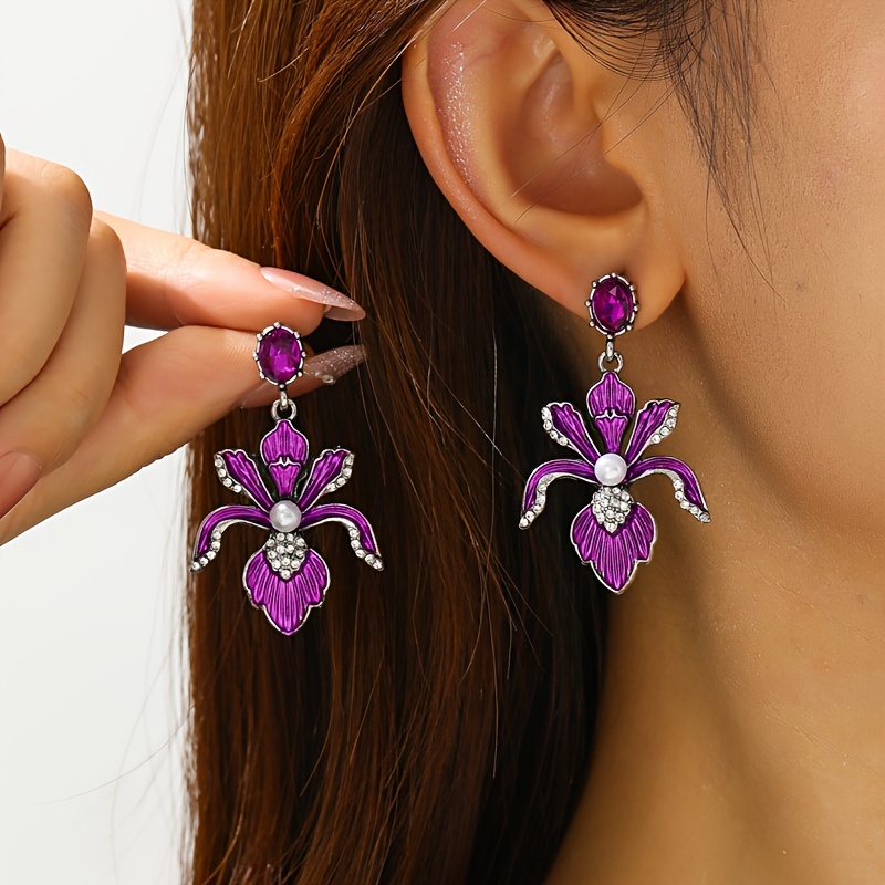 E-shop Ein Paar elegante Ohrringe im böhmischen Stil mit lila-roten Spinnenlilien-Blumenmotiven, geeignet für Damen zu Banketten, Partys
