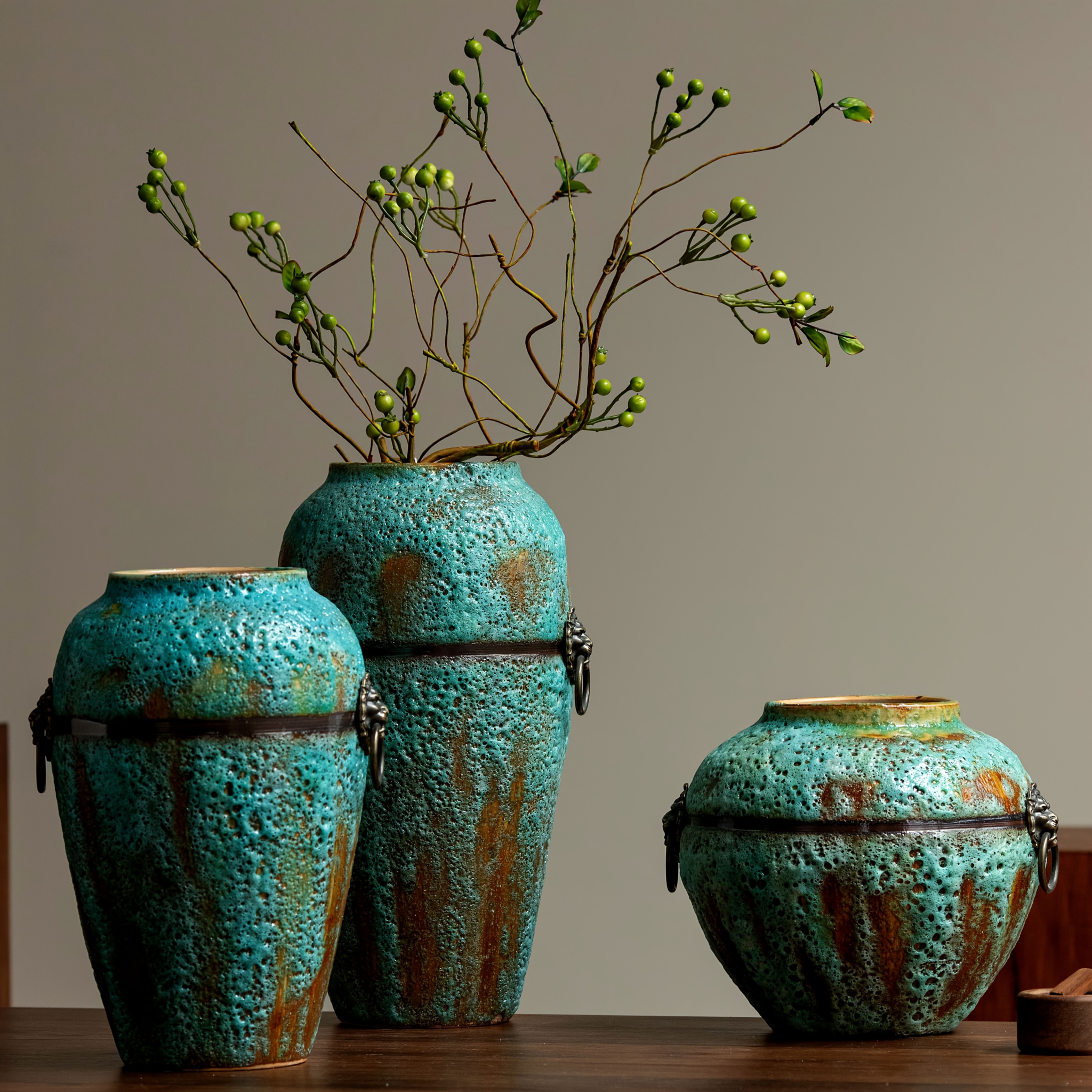 Wabi-Sabi Style Blue-Green Ceramic Vase, Natural Texture + Metal Decoration, Suitable for Living Room Landscaping, Art Studio Arrangement, The First Choice for Literary Shop Owners And Nostalgic Experts, Housewarming Gifts/Daily Display
