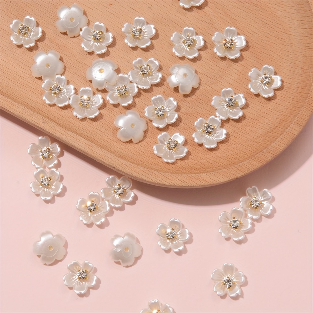 E-shop 30 Stück Pipitree Weiße Acryl Blumen Strass-Patches mit funkelnden Strass-Zentren - DIY Schmuckherstellung, für Kleidungsdekoration, Halskette,