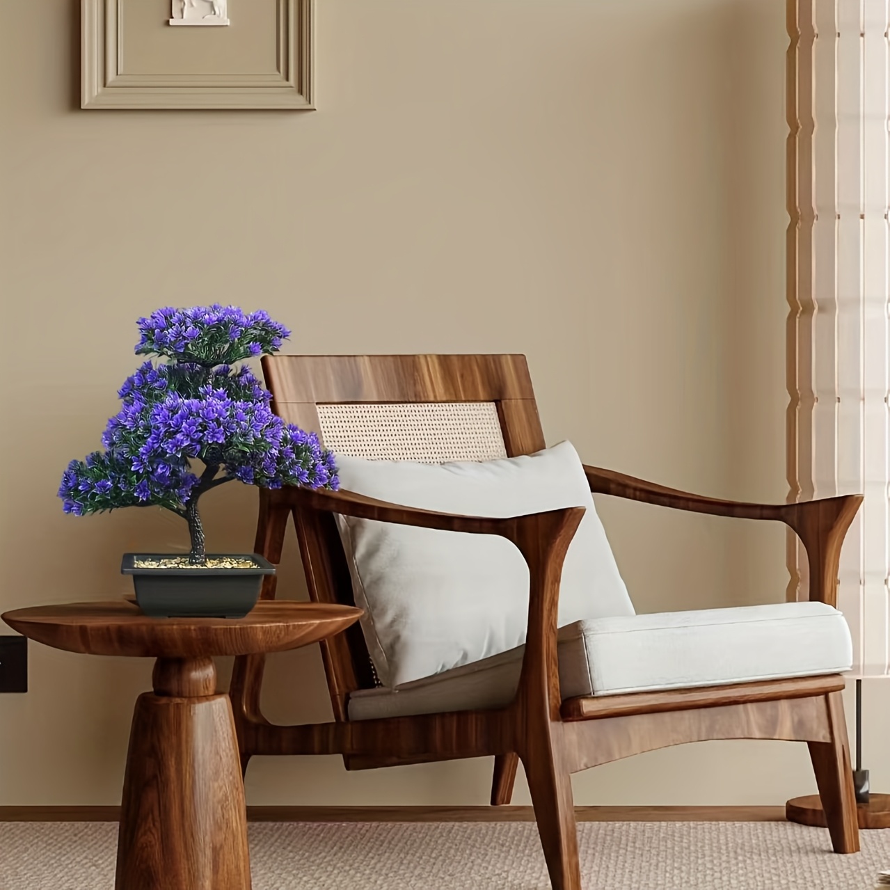 video's neppe dennenboom met plastic pot