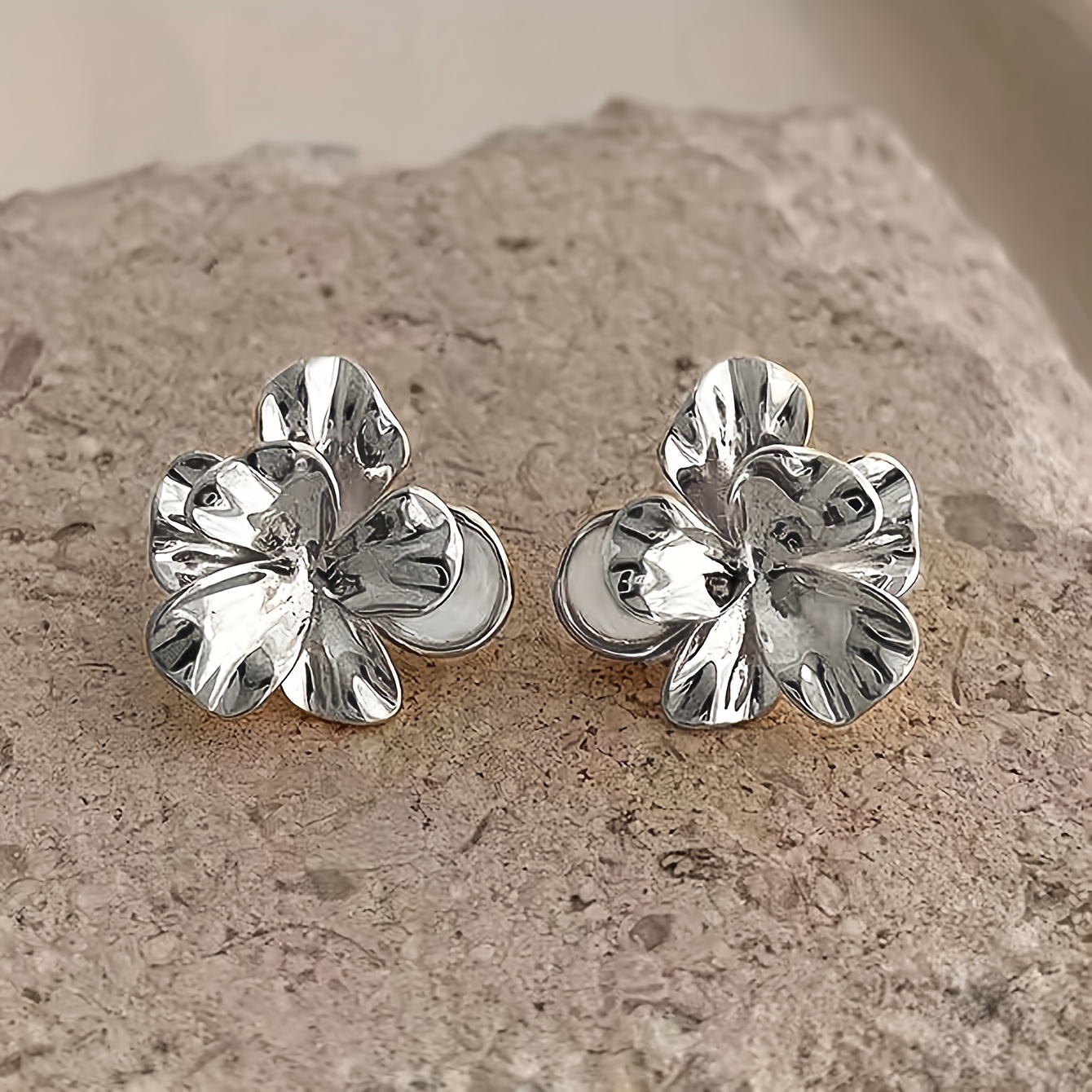 TEMU 1 Paire de Boucles d'Oreilles Clous Élégantes et Faciles à en Métal, Style Tendance pour Femmes, Motif Floral Adapté au , à , aux Ballons et aux