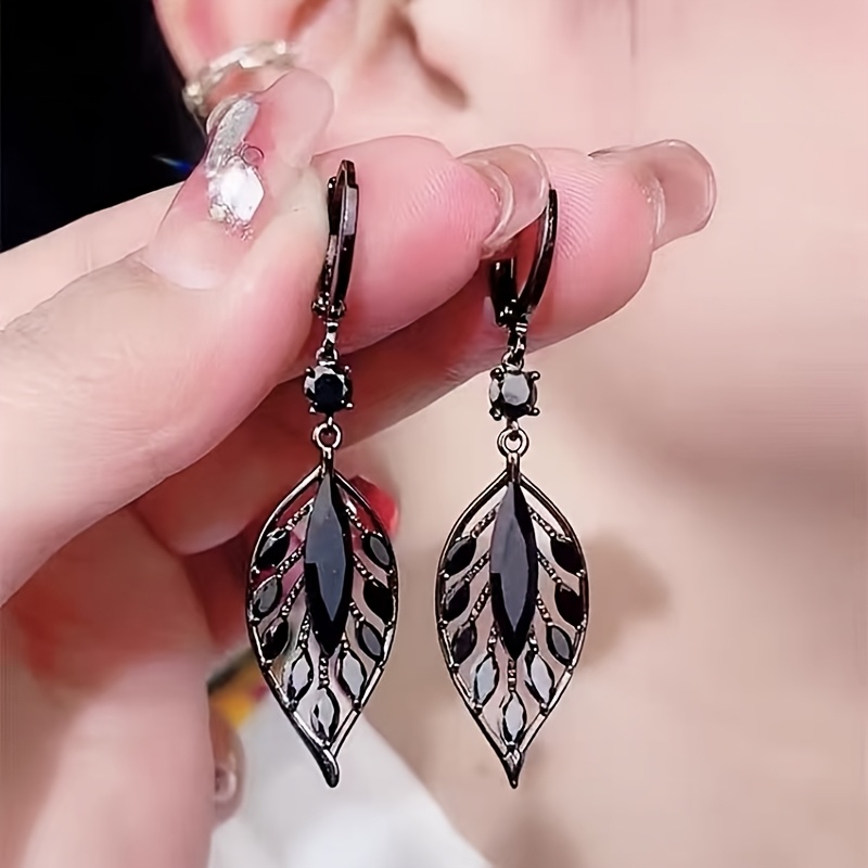 Image of A Pair Of Elegant Leaf-shaped Drop Earrings Inlaid With Black Glass, Exquisitely Ornate, Suitable For Ladies To Wear At Banquets, Parties, Vacations, Dates, Or As Holiday Gifts