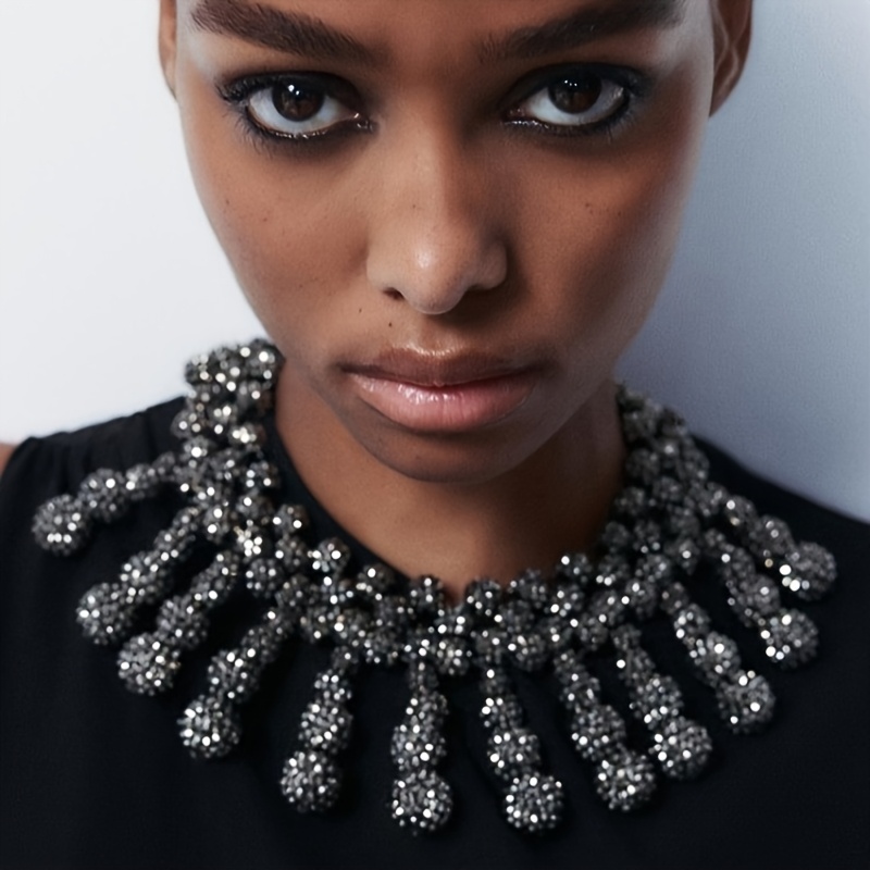 A Vintage Dark-Colored Sparkling Round Ball Pendant with *-Layer Choker  Necklace Women'S Formal Events, Unique And Shiny for Everyday Jewelry