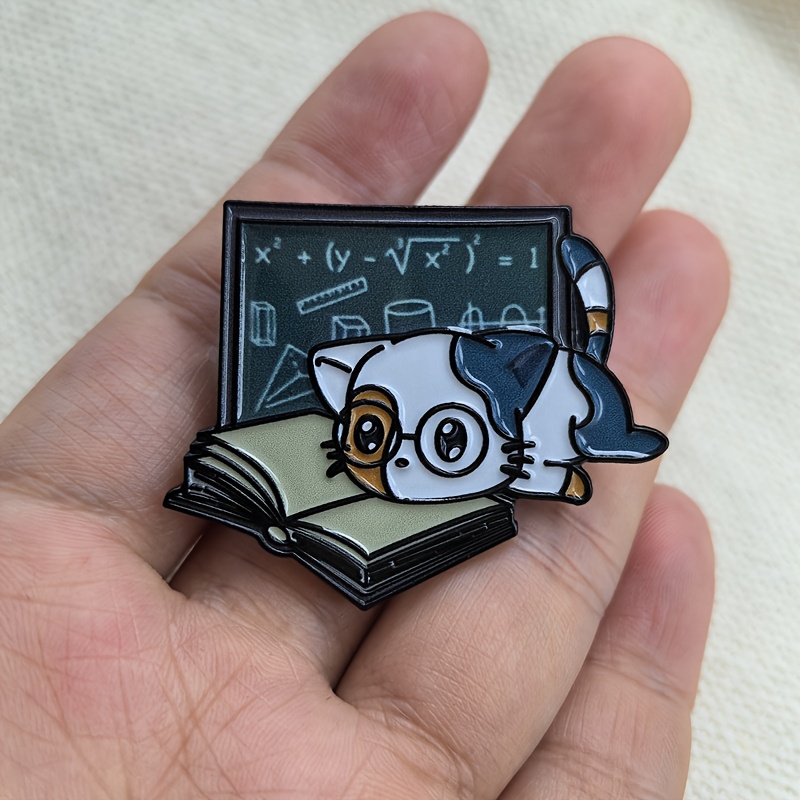 TEMU Broche Chat Lecteur , Pin Émail Chat Étudiant Mathématiques, Badge Métal Revers, Chapeau, Sac à Dos, Veste, Vêtements, Cadeau pour Amis Qui