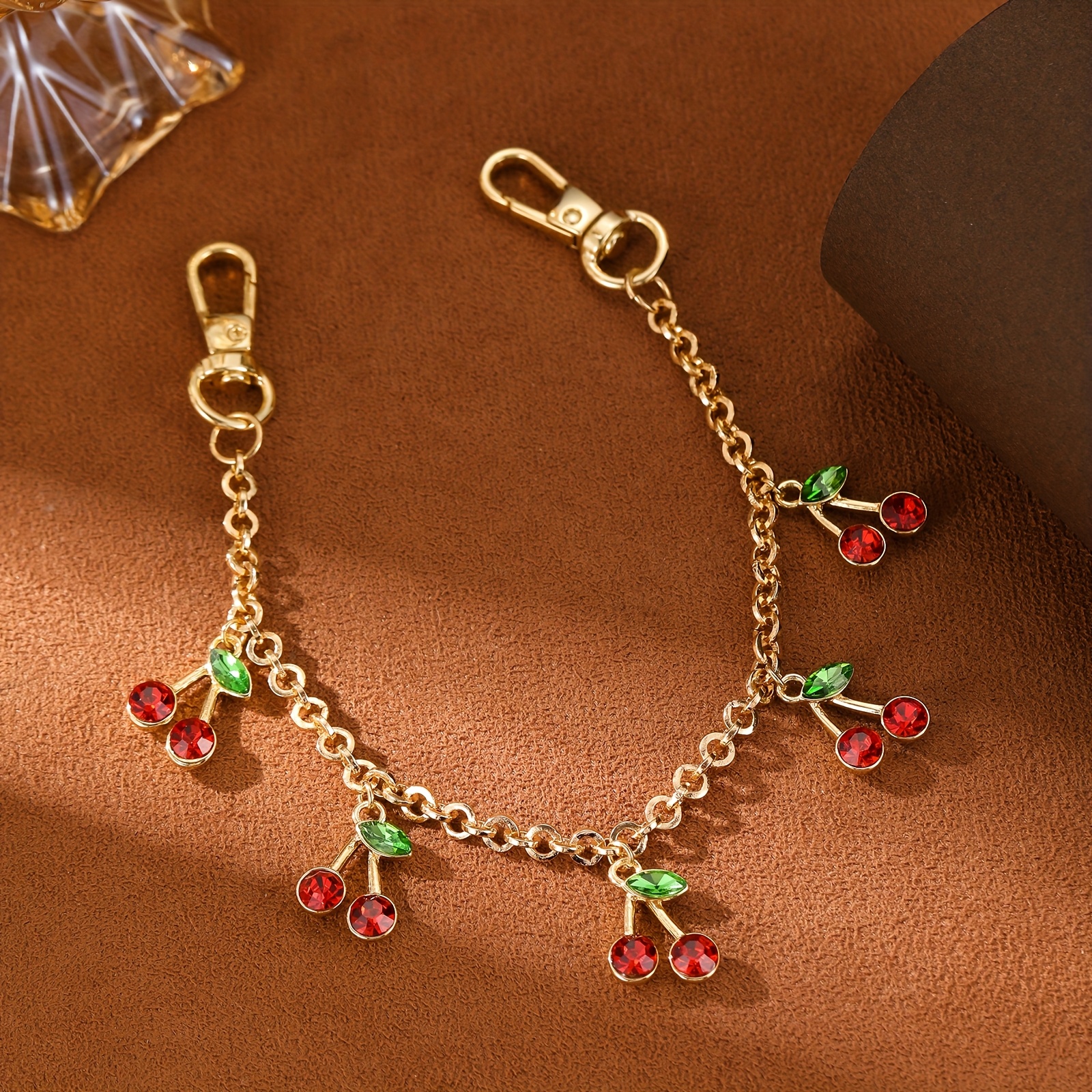 E-shop Ein stilvolles Sommer-Damenarmband mit Kirschanhänger, vielseitig einsetzbar als Gürtelkette, Schlüsselanhänger oder Rucksackcharm. Ein