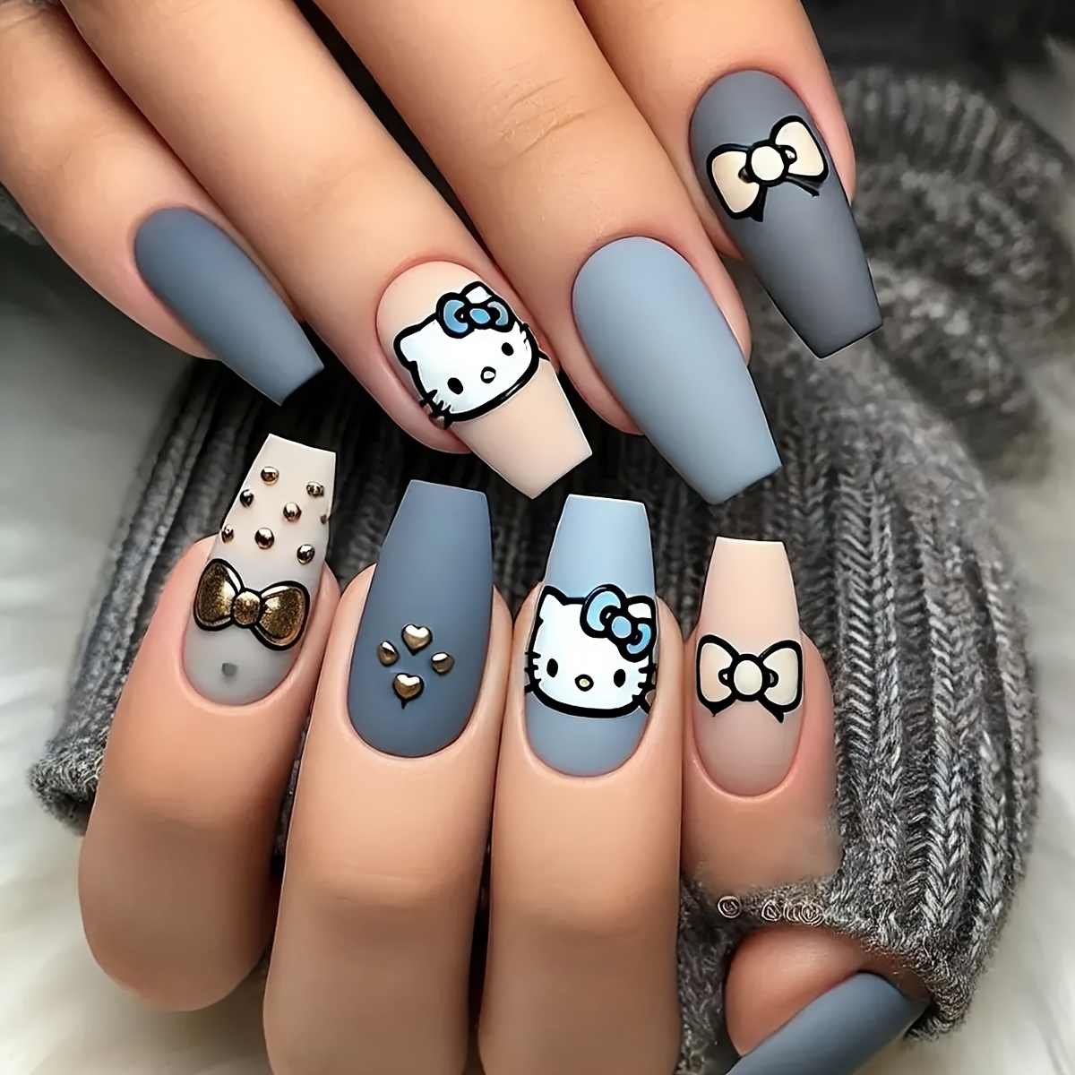 E-shop 24 Stück Easy Cute Blaue Hello Kitty Glänzende Vollständige Abdeckung Aufdrückbare Nägel, Sommer Nagelkunst, Handbemaltes Kätzchenmuster Falsche