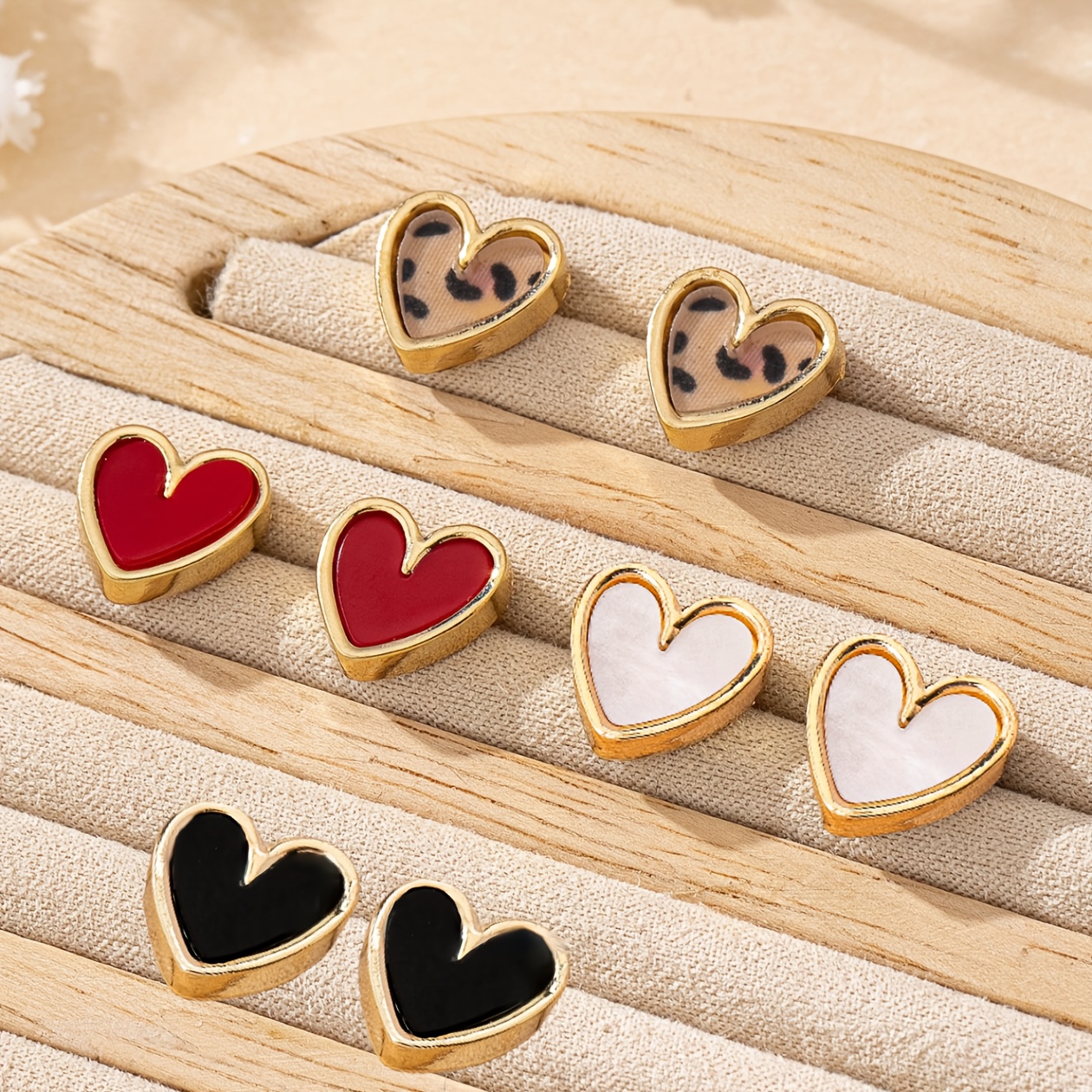 E-shop Ein Set aus vier Paaren einfacher, zarter kompakter herzförmiger Ohrringe für Frauen, für den Valentinstag vielseitig für den täglichen Gebrauch