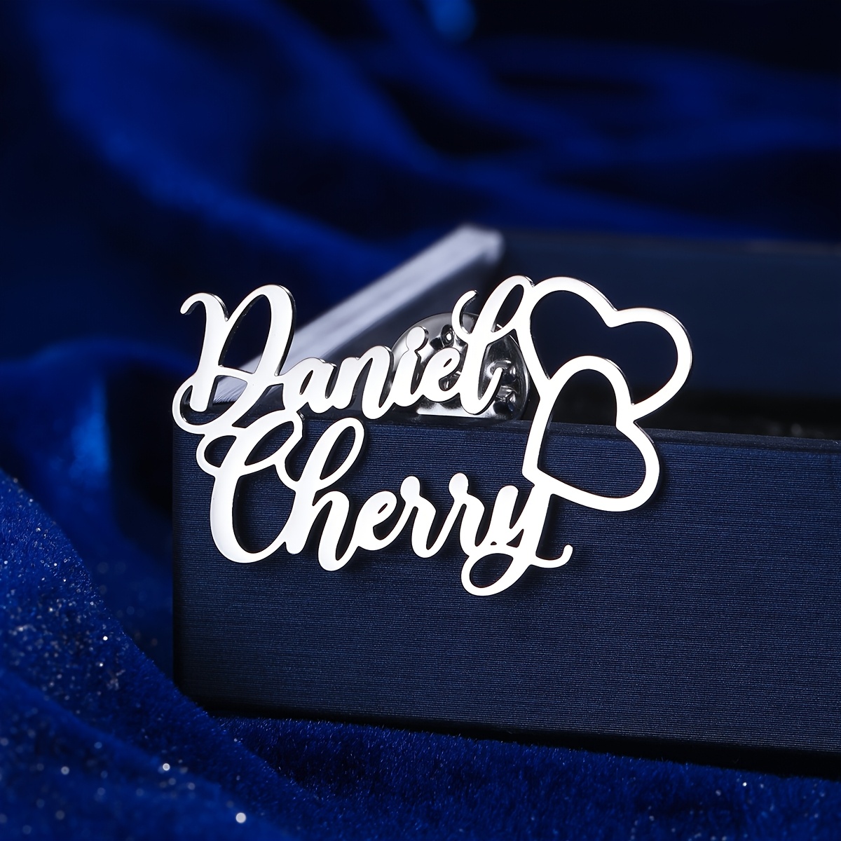 TEMU Elegant Custom Heart-shaped Name Brooch - Personalized 2 Names Lapel Pin With Cursive Design, Perfect For Weddings, Valentine's Day & Casual