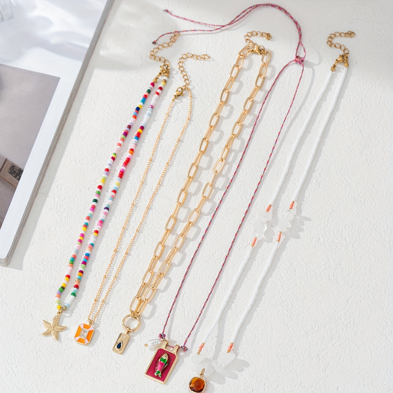 E-shop Fünf trendige Damen-Halsketten mit einem bunte, handgefertigten, geflochtenen Sternenfisch-Anhänger im Boho-Stil, geflochtene Halsketten,