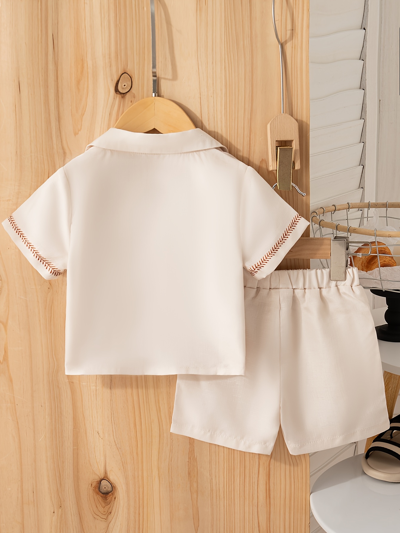 Boys' Short-Sleeved Shirt with Turned-Up Collar and Shorts Set in Vacation Style