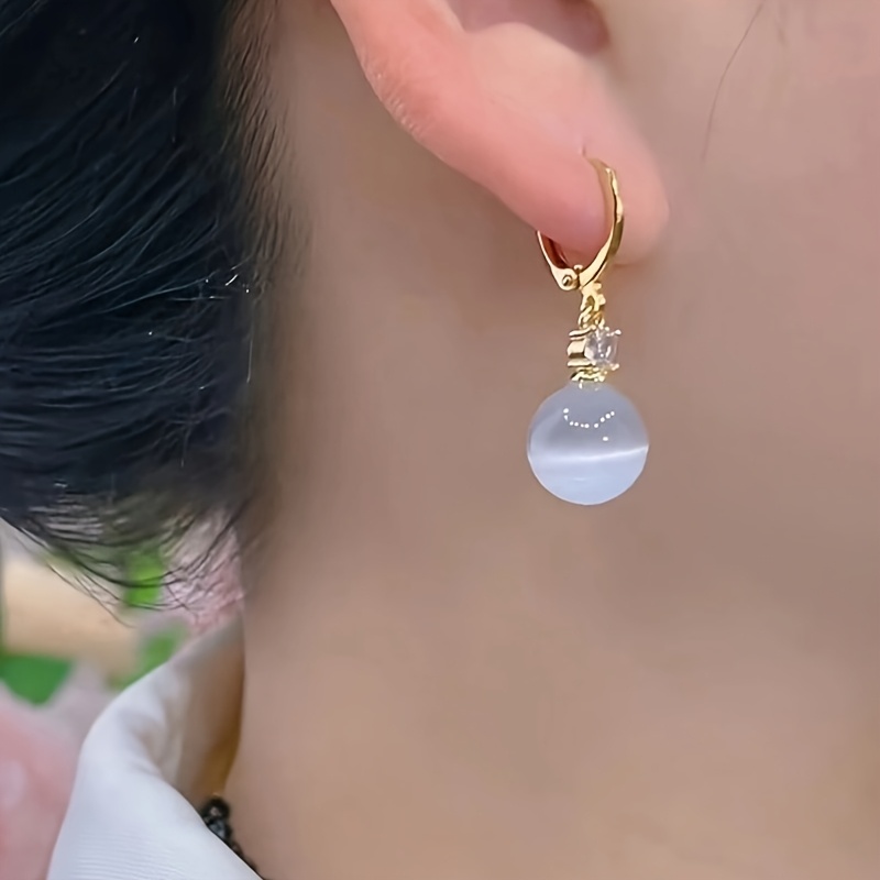 Un par de elegantes aretes para el verano