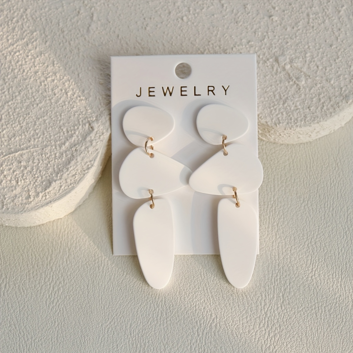 E-shop 1 Paar Damen Ohrringe Weiß Geometrisch Dreifach Acryl Hängeohr Schmuck mit Weicher Tonstruktur Eleganter Alltagsschmuck Geschenkidee für