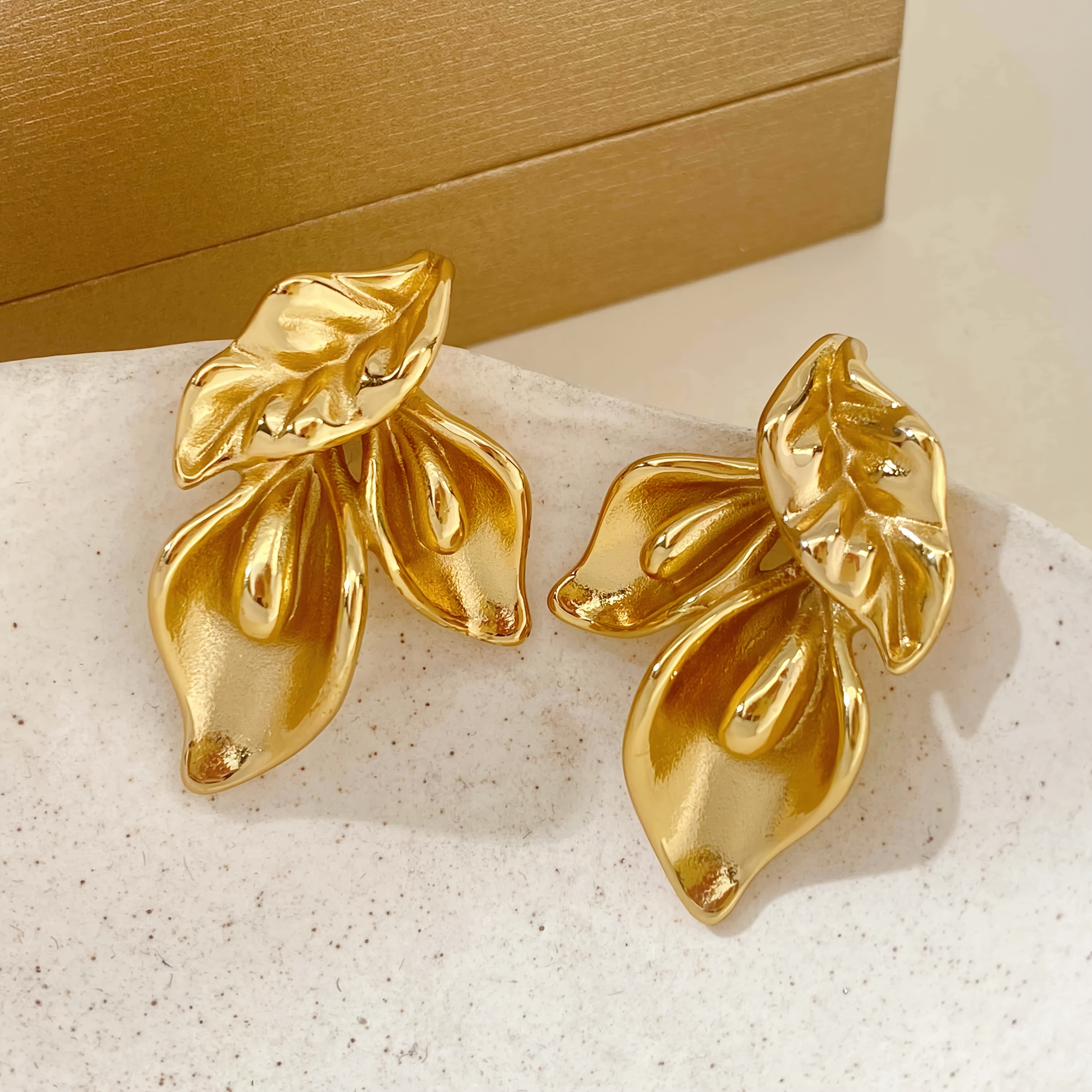 TEMU Une paire de boucles d'oreilles élégantes de feuille de cala dorée | Boucles d'oreilles pendantes florales 3D | Bijoux pour , fêtes et