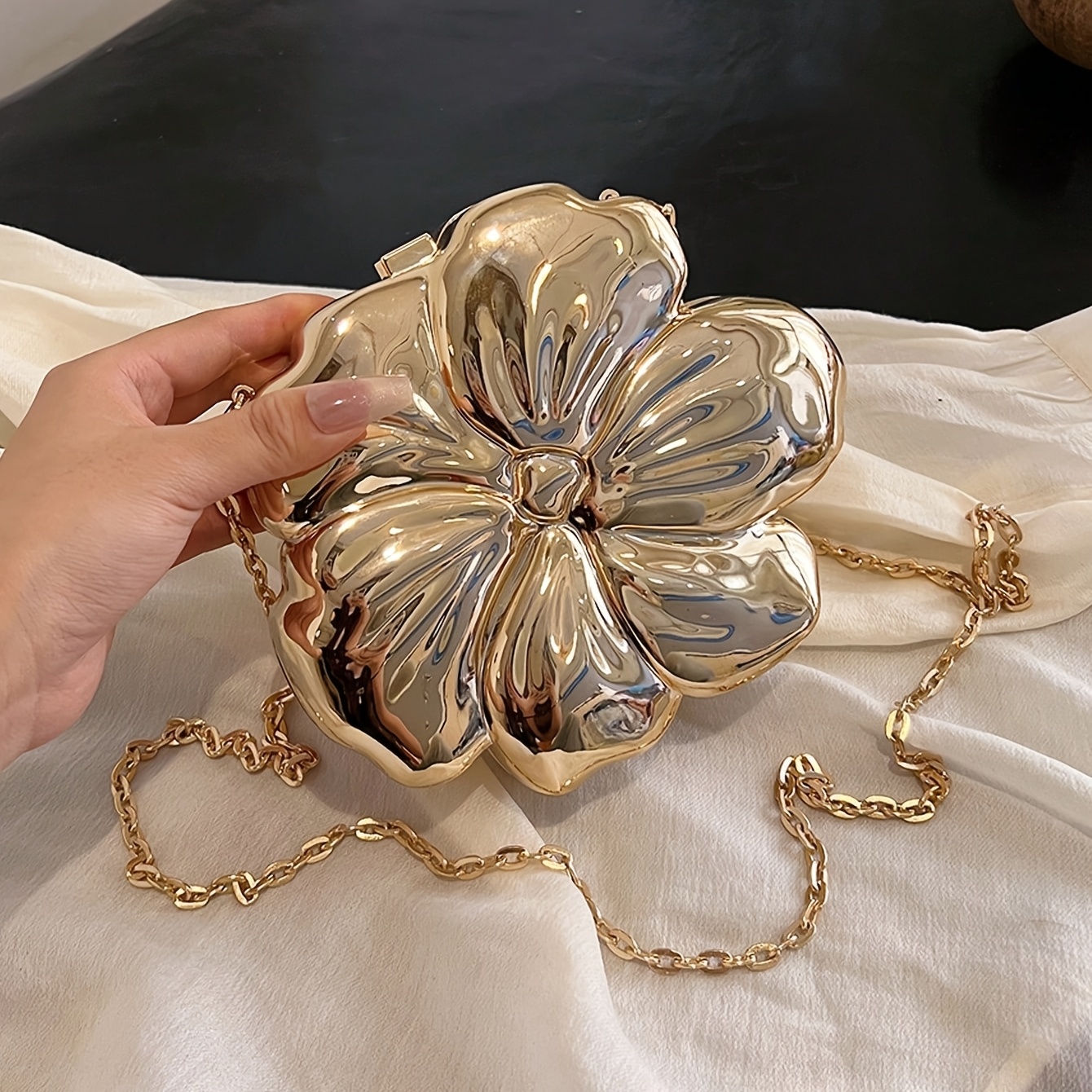TEMU Sac à bandoulière de soirée floral élégant, et stylé avec une sangle à chaîne dorée et une coque en acrylique. porté en sac à bandoulière ou en