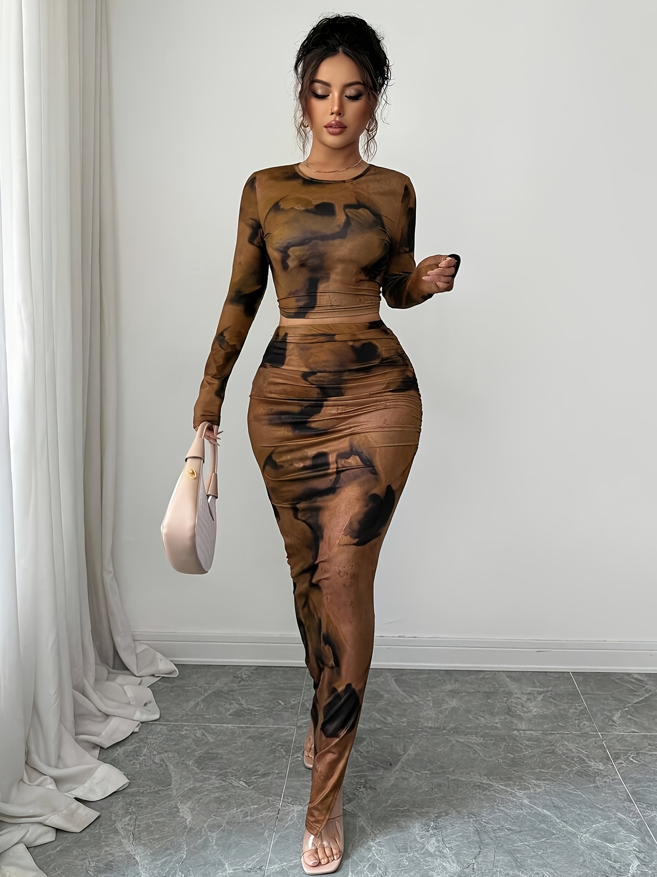 A Stylish Women'S Two-Piece Set Featuring an Elegant Round Neck Long-Sleeve T-Shirt with a Fitted Irregular Tie-Dye Pattern, Paired with a Form-Fitting Tie-Dye Long Skirt