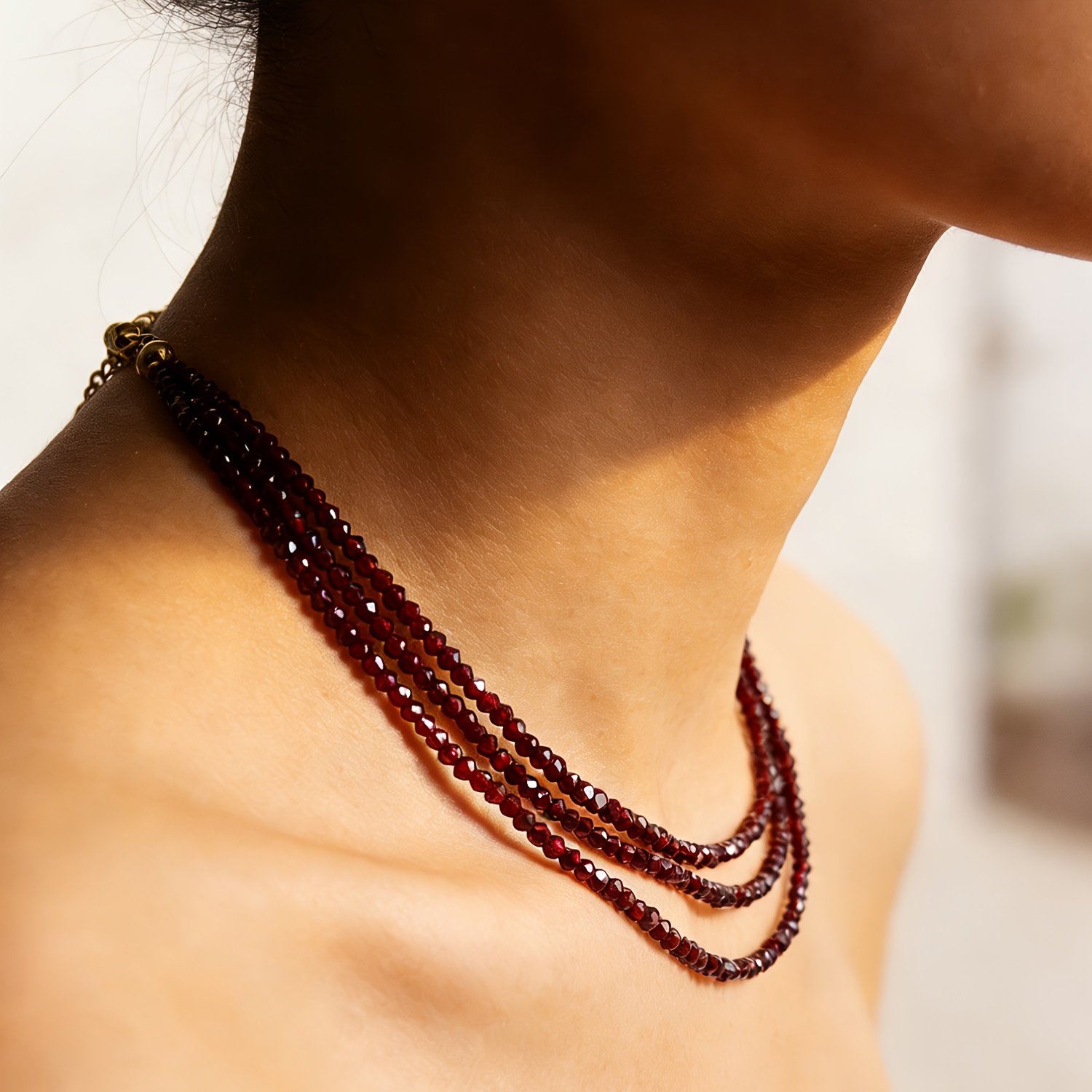 E-shop Drei-Lagen-Perlen-Choker-Halskette mit facettierten roten Glasperlen, entworfen als stapelbare Schmuckstücke für Frauen