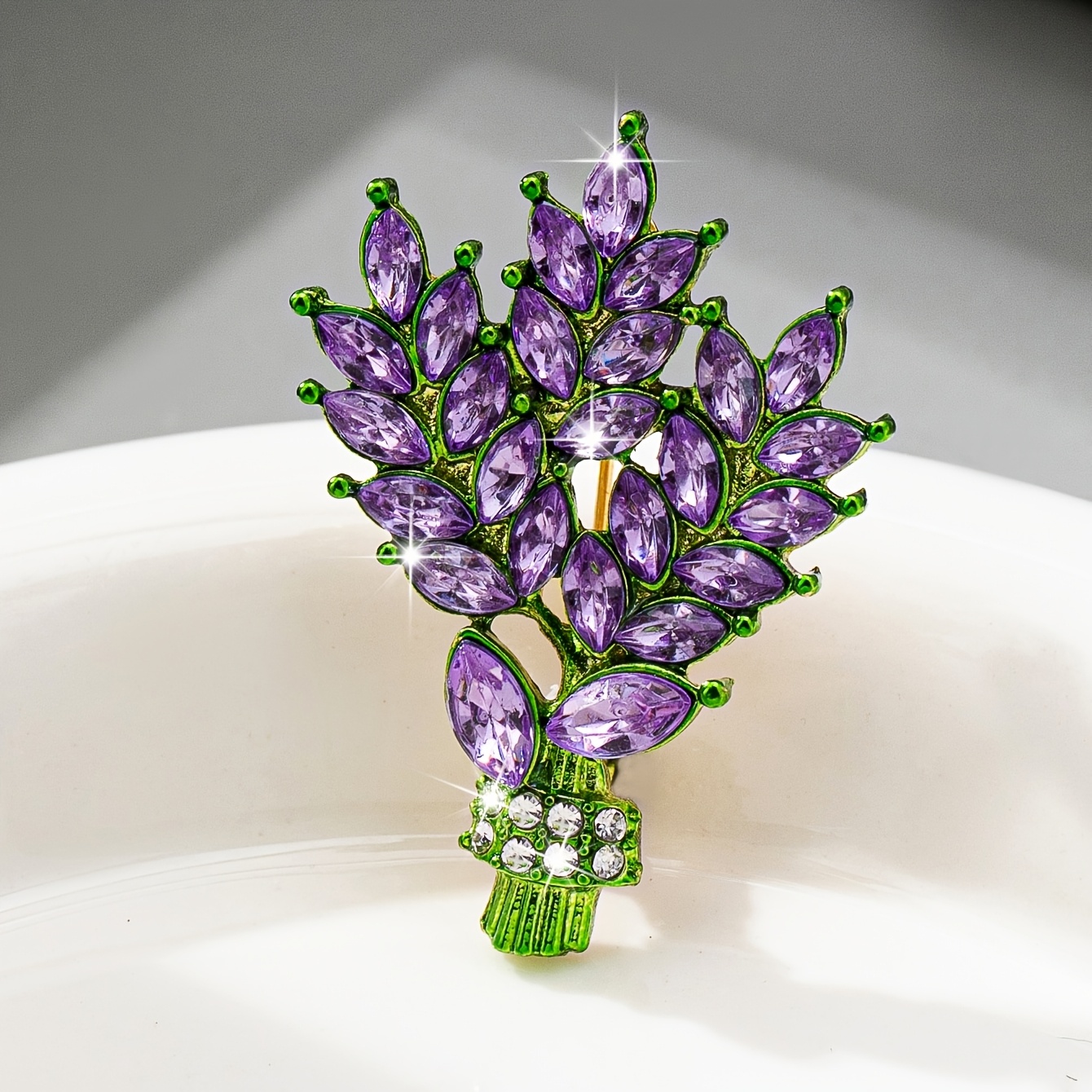 Image of An Elegant And Sweet -encrusted Lavender Brooch, A Women's Accessory For Holidays, Birthdays, Dates, Balls, Banquets, Weddings, Parties, Vacations, Shopping, And Daily Commutes