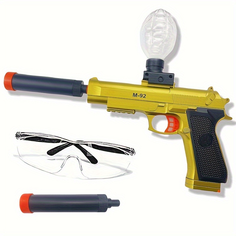 Pistola de juguete de plástico (perdigones) aislados en un estudio de fondo  blanco. Esta pistola está basado en un Smith y Weston jefes especial  Fotografía de stock - Alamy