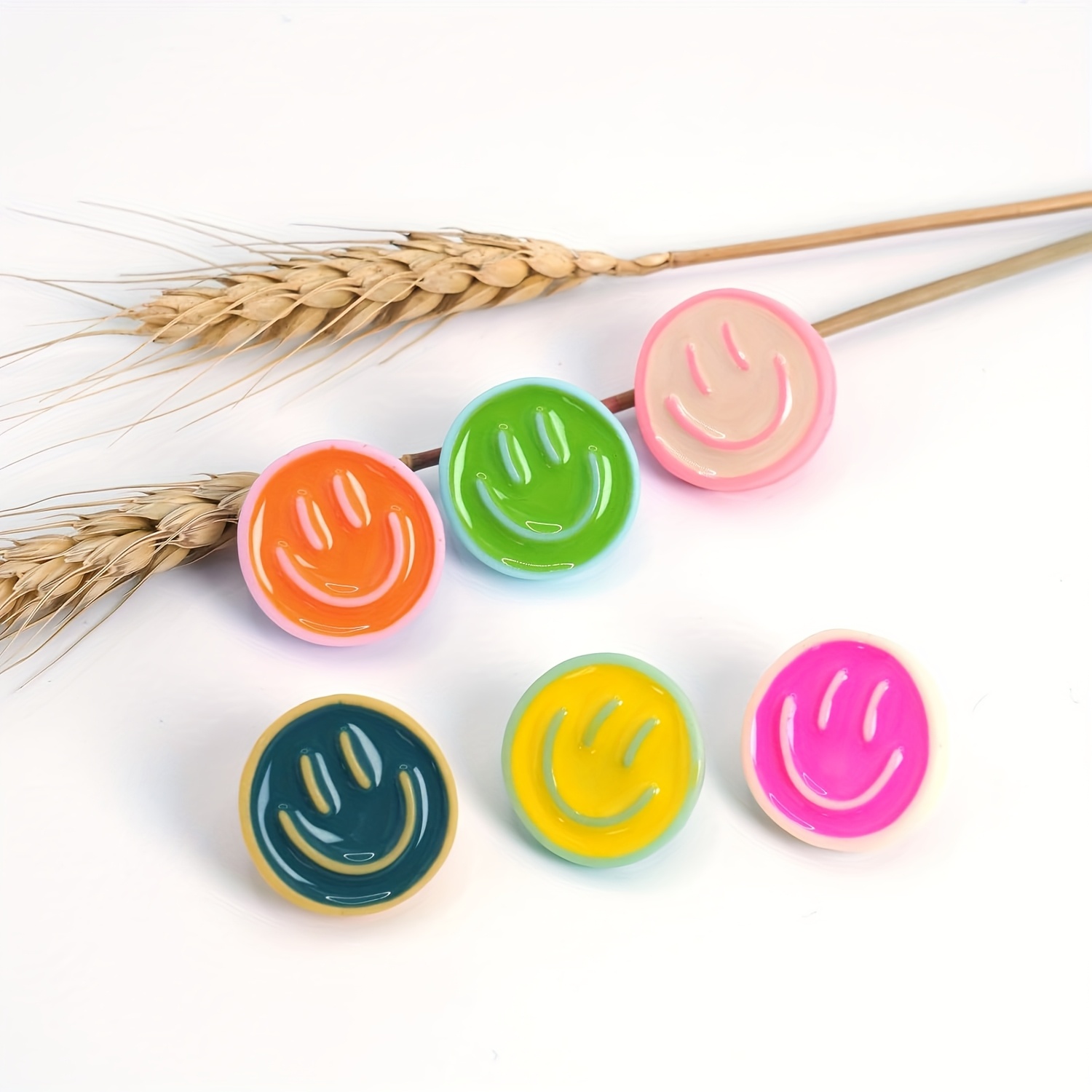 E-shop 24 Smiley Gesichte Dekorative Anstecknadeln, Süße Pinnwandnadeln, Geeignet für Korkbretter, Büroorganisation oder (6 Farben verfügbar)