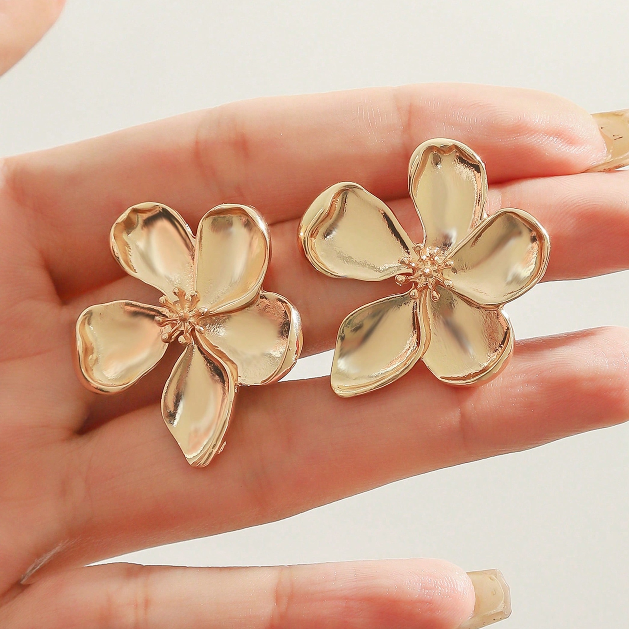 

A Of Exaggerated Golden With Design, Suitable For By Women.