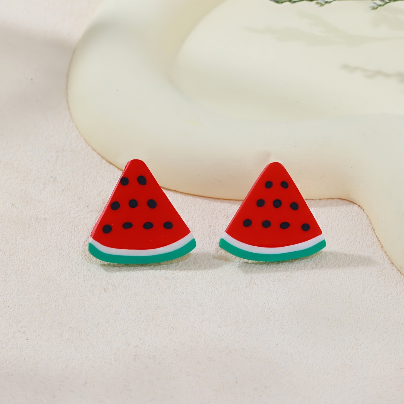 

Des Boucles D'oreilles En de Pastèque Rouge, Mignonnes Et En Souple, Avec Un Design de Fruit, Pour Accessoiriser Les Oreilles Percées.