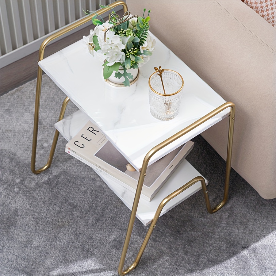 Mesa Auxiliar Chic de 2 Niveles en Blanco y Dorado - Aspecto Moderno de Mármol con Estructura de Metal, Perfecta para Dormitorio o Sala de Estar, Mesa Pequeña, Mesas de Sofá, Mesitas de Noche